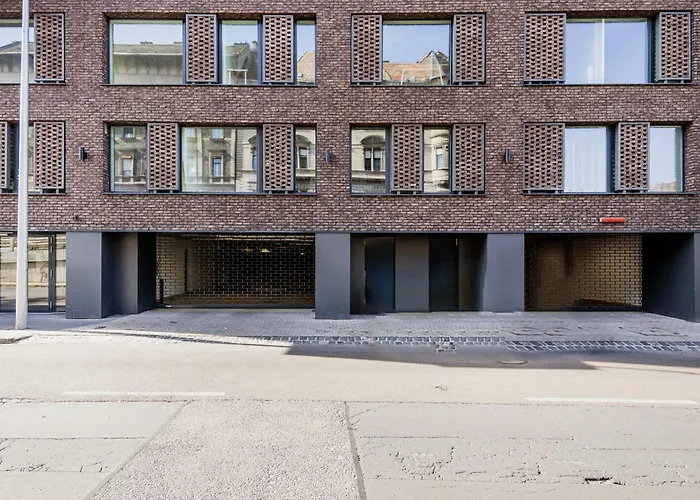 Sleek Premium With Parking Appartement *